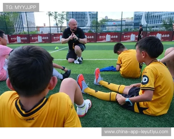 足球俱乐部青训营引进国外先进教材提升教学体系,足球青训营报名
